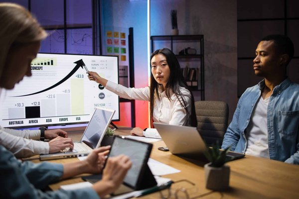 Quelles compétences en analyse de données sont cruciales pour une carrière en marketing digital?